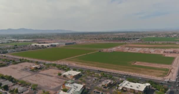Вид с воздуха торговый центр района и автостоянка в Эйвондейле панорамный вид на автостраду развязка в час пик возле Финикса Аризона США — стоковое видео