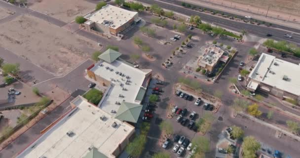 Letecký pohled na typické Avondale malé město nákupní centrum s velkým parkovištěm hlavní dálnice v blízkosti Phoenix Arizona USA — Stock video