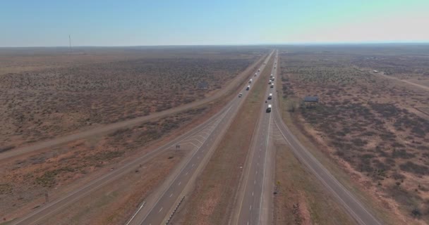 Woestijnweg antenne van een nieuwe twee van lange rijstrook weg door omgeven door woestijn landschap in de buurt van San Jon New Mexico US — Stockvideo