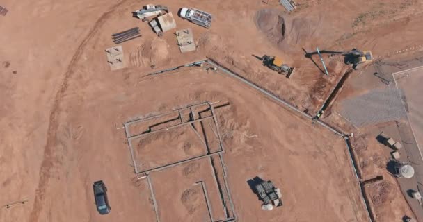 新築工事現場の基礎となる敷設管の準備工程 — ストック動画