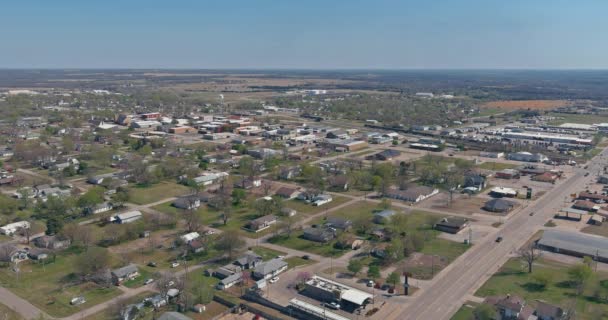 Luchtfoto van residentiële wijken op prachtige stad stedelijk landschap de Stroud Oklahoma USA — Stockvideo