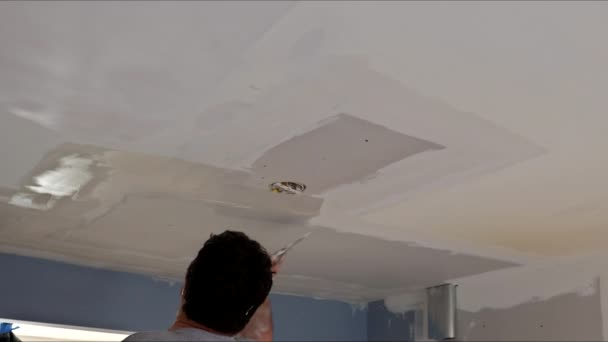 翻新房屋时，贴在石膏板天花板上的工人是干墙 — 图库视频影像
