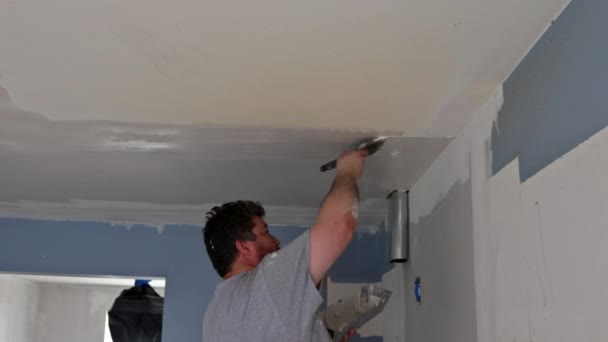 Inicio renovación interior en yeso revestimiento de pared yeso masilla en el techo — Vídeo de stock