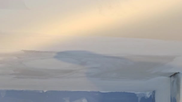 Hombre lijar la placa de yeso de yeso en paneles de yeso — Vídeo de stock