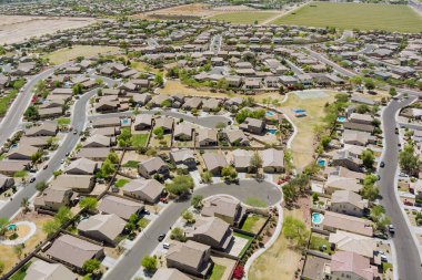 Avondale, Arizona ABD 'de küçük bir kasabanın yerleşim alanının hava manzarası.