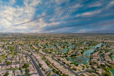 ABD 'deki banliyö yerleşiminin manzaralı manzarası. Avondale' in küçük kasabası Arizona 'da ayrı evleri var.