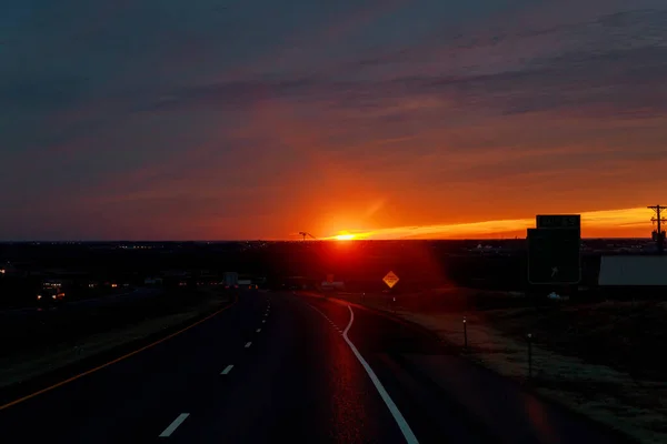 Landweg Met Bewolkte Lucht Het Licht Van Zonsondergang Auto Rijden — Stockfoto