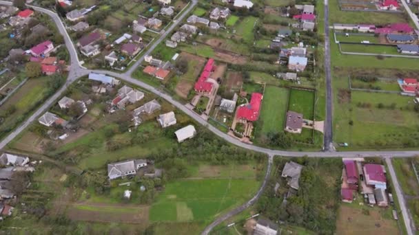 Landskap med fält höst dag med vacker utsikt från på byn från en höjd — Stockvideo