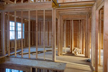 İnşaat halindeki yeni konutun iç ahşap çerçeve kiriş inşaatı