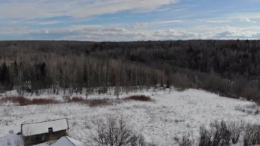 Köydeki hava panoramik güzel evi kış dönemi orman ağaçları karı kaplamıştı.