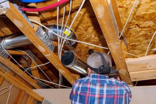 Hvac Havalandırma Havalandırma Boruları Merkezi Havalandırma Tesisatı Içinde Bir Tavan — Stok fotoğraf