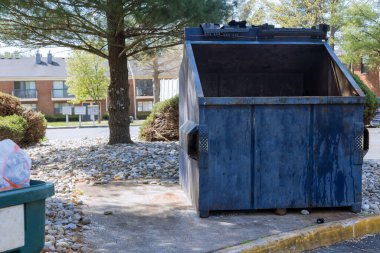 Konut binalarının yakınındaki çöp bidonları ekoloji, çevre kirliliği.