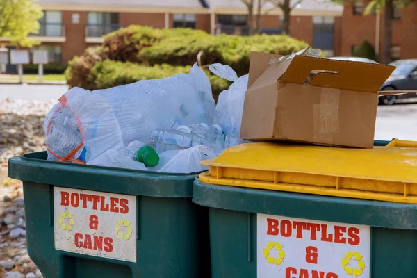 Liquidazione Rifiuti Urbani Contenitori Rifiuti Ecologici Vicino Condomini Bidoni Della — Foto Stock