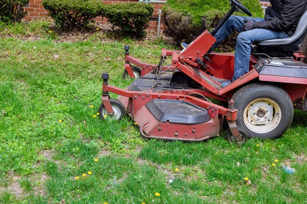 Ride Gräsklippare Verktyg Arbetare Gräsklippare Trädgårdsmästare Klippa Gräset — Stockfoto