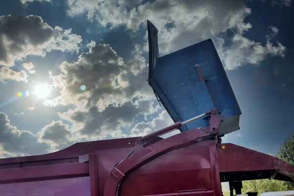 Municipal Worker Recyclable Garbage Truck Keeper Take Garbage Bins — Stock Photo, Image