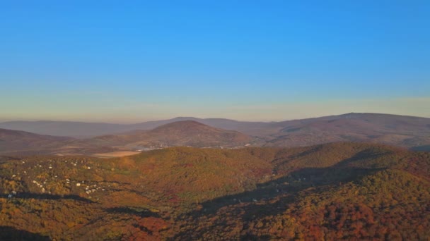 Panorama Tolle Aussicht in einem Bergwald schöne Herbstlandschaft bei Sonnenuntergang — Stockvideo