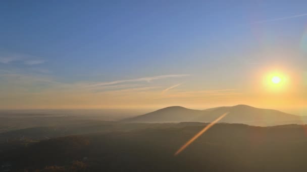 Panorama antenn utsikt över på under solnedgången berg skog höst landskap — Stockvideo