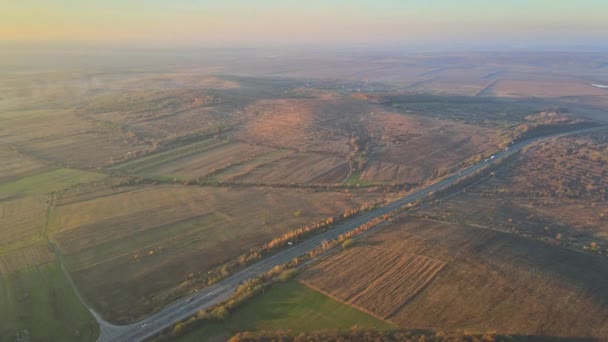 Vista aérea panorámica de la carretera de montaña en el majestuoso atardecer dramático en el paisaje del valle — Vídeos de Stock