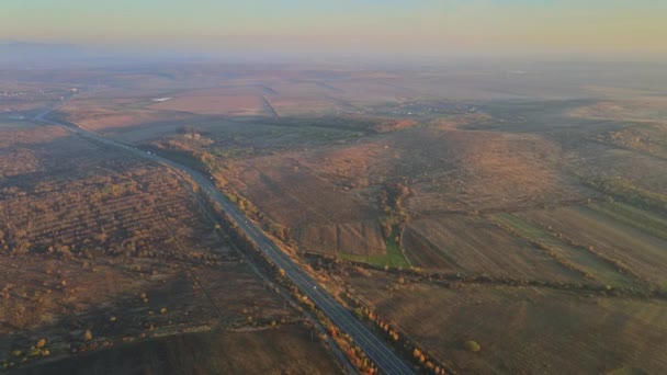 Bergstraße schöne Asphaltstraße am Abend bei Sonnenuntergang — Stockvideo