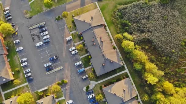 Letecký pohled městská krajina na bytový komplex malé americké město — Stock video