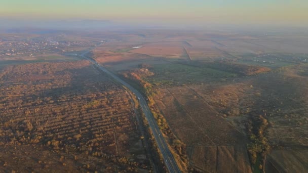 Niesamowity wieczór w sezonie jesiennym z autostradą w górach pięknej drogi asfaltowej — Wideo stockowe