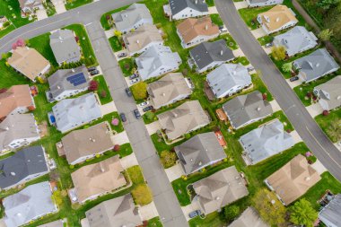 Havadan manzaralı evleri ve yolları olan küçük bir Amerikan kasabası.