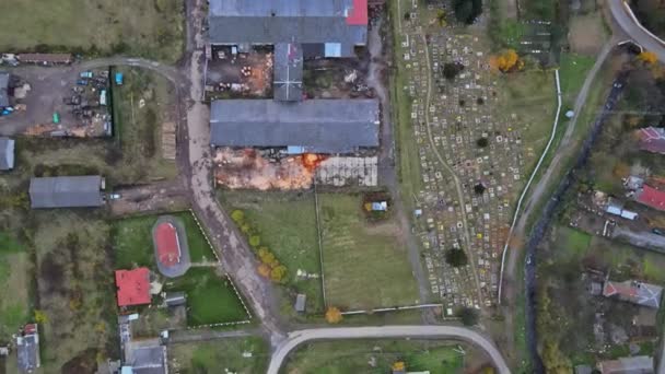 Terrain agricole avec village une hauteur dans la vallée près des montagnes — Video