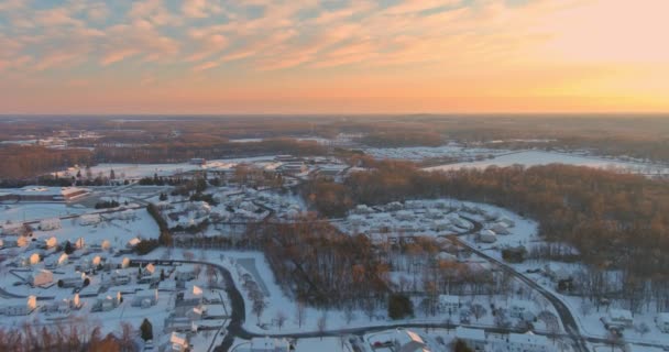 Maravilloso paisaje de invierno casas cubiertas de nieve en la vista aérea con residencial pequeña ciudad americana nevado durante un invierno después de nieve cubierta — Vídeo de stock