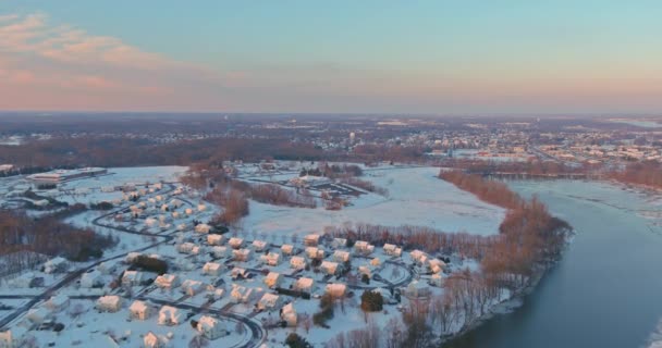 Maravilloso paisaje de invierno casas cubiertas de nieve en la vista aérea con residencial pequeña ciudad americana nevado durante un invierno después de nieve cubierta — Vídeo de stock