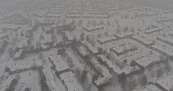 Fuertes nevadas en el complejo de apartamentos de invierno ciudad cubierta de nieve en el día de invierno la caída de copos de nieve. — Vídeos de Stock