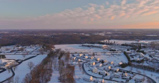 寒い雪の日アメリカの穏やかな冬の風景雪の時間の後の小さな町の住宅街の夕日の風景 — ストック動画