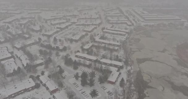 Luftaufnahme ein Winter Schneefall Tageslandschaft Dach Häuser schneebedeckten Wohnort kleine Stadt während eines Wintertages nach Schneefall — Stockvideo