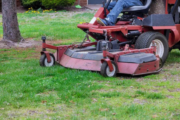 Man Rit Met Grasmaaier Maaien Groen Gras Aangrenzend Grondgebied — Stockfoto