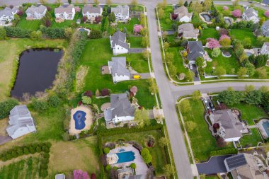 Panorama manzarası, evleri ve yolları olan küçük bir Amerikan kasabası.