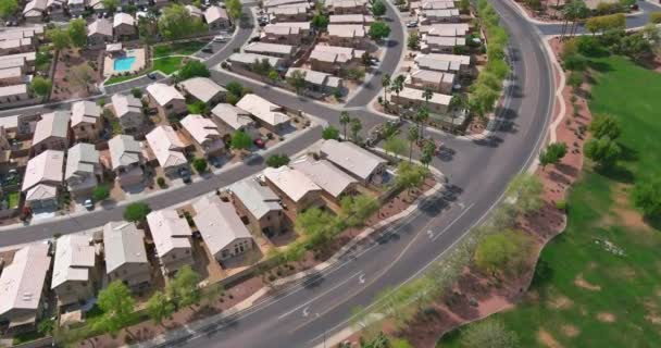 Вид з повітря на місто Авондейл, невелике американське місто житлових будинків по сусідству в приміському будинку біля Фінікс Аризона. — стокове відео