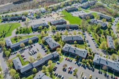 Üst düzey apartman kompleksi küçük Amerikan kasabası olan kentsel yaşam tarzı bölgesi manzarası