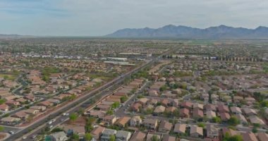 Avondale 'in küçük çölü manzaralı küçük Amerikan kasabası evleri Arizona' daki konut geliştirme sitesi