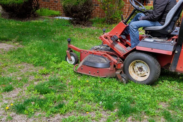 Belediye Işçisi Çim Biçme Makinesini Biçiyor Bahçıvan Çimleri Kesiyor — Stok fotoğraf