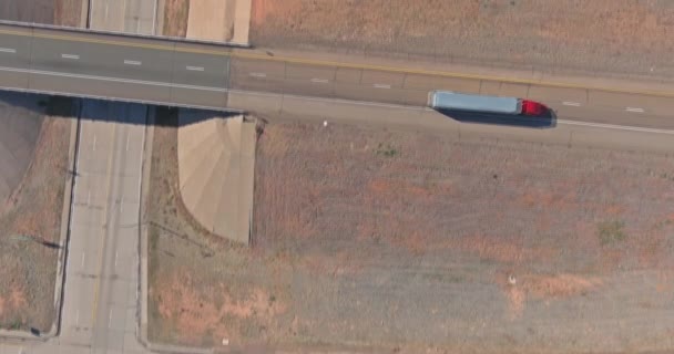 Вид з повітря на дорожній перетин з висоти безпілотника — стокове відео