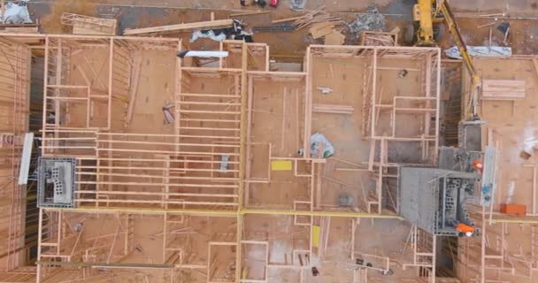 Vista aérea de los constructores de ladrillo de mampostería están construyendo paredes en el eje del ascensor en construcción — Vídeos de Stock