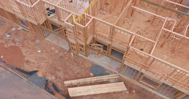 El encuadre de la estructura del edificio de la casa de madera en construcción en el nuevo desarrollo — Vídeos de Stock