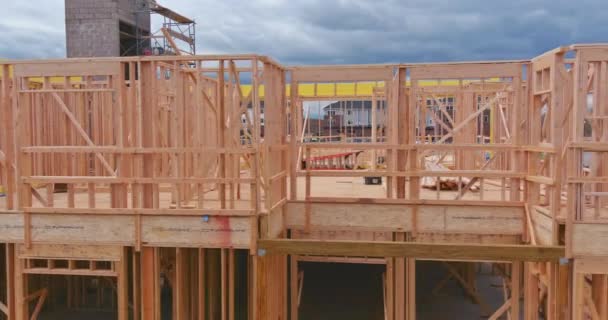 Πλαισίωση υπό κατασκευή οικοδομής ξύλινων οικιών σε νέα ανάπτυξη — Αρχείο Βίντεο