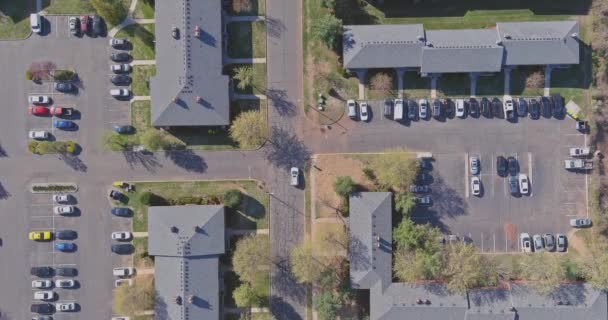 Pequeno complexo de apartamentos residenciais da cidade americana na rua e em casa — Vídeo de Stock