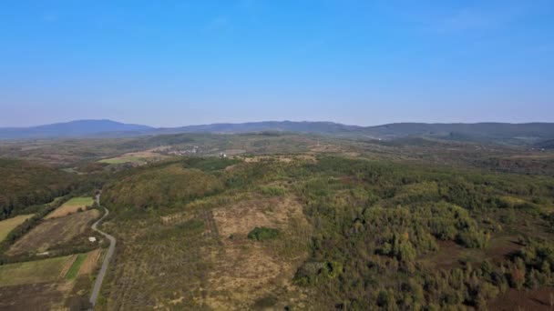 Nagy idilli panoráma vidéki táj a hegyi völgyben táj — Stock videók