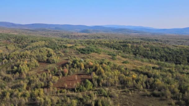 Вид з повітря на ідилію чудова панорама на схилах гір сільські пейзажі чудового ландшафту — стокове відео