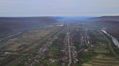 Karpaty 'nin kırsal kesimindeki dağ yüksek irtifa manzaralı banliyö köyü üzerindeki havadan alçak görüntü