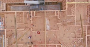 Yeni evin çerçeve kirişinin inşaatı ev çerçevesi