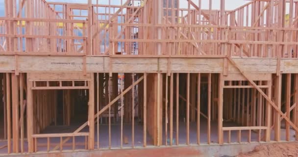 Exterior com feixe de emolduramento de madeira de casa nova sob madeira de feixe de construção — Vídeo de Stock