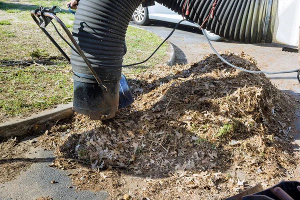 Park Cleaning Service Autumn Season Man Using Vacuum Cleaning Falling — Stock Photo, Image