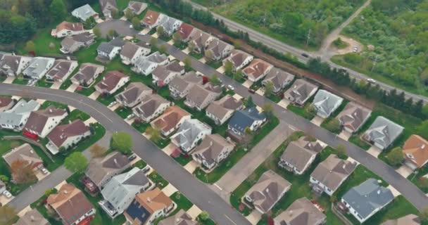 Liten amerikansk stadsdel med hus och vägar på antenn utsikt — Stockvideo